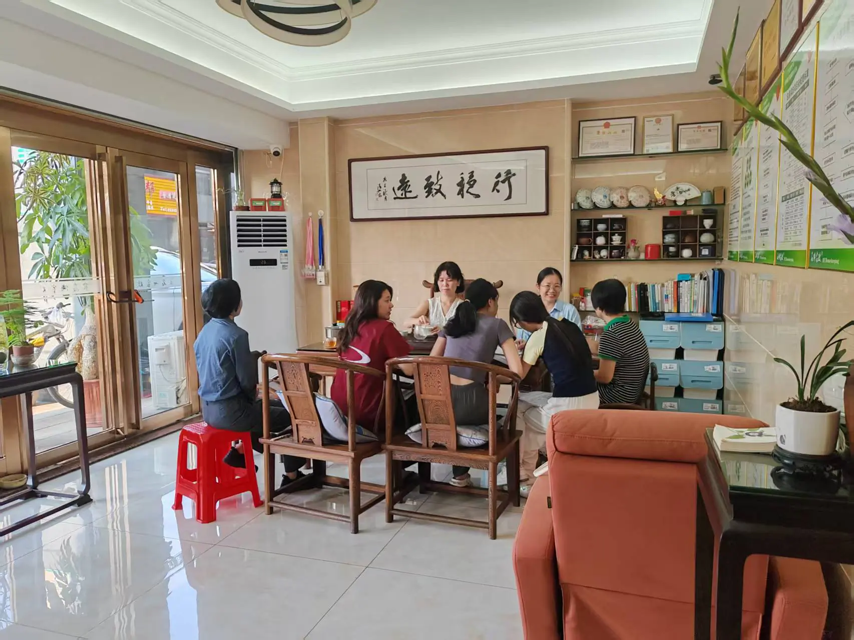名佣家政服务人员进行母婴护理服务示范